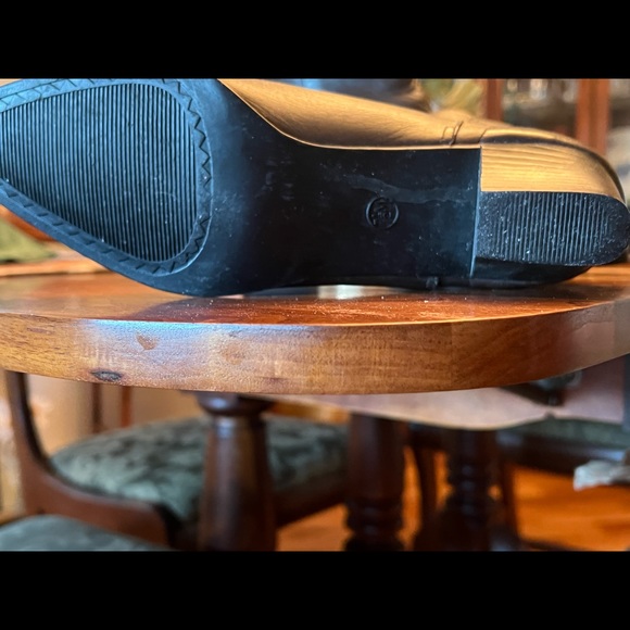 Size 7 1/2 brown boots. - Picture 2 of 8